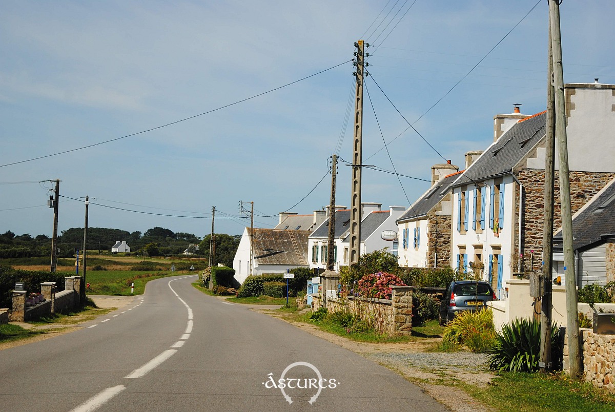 Rodando por las carreteras de Bretaña.