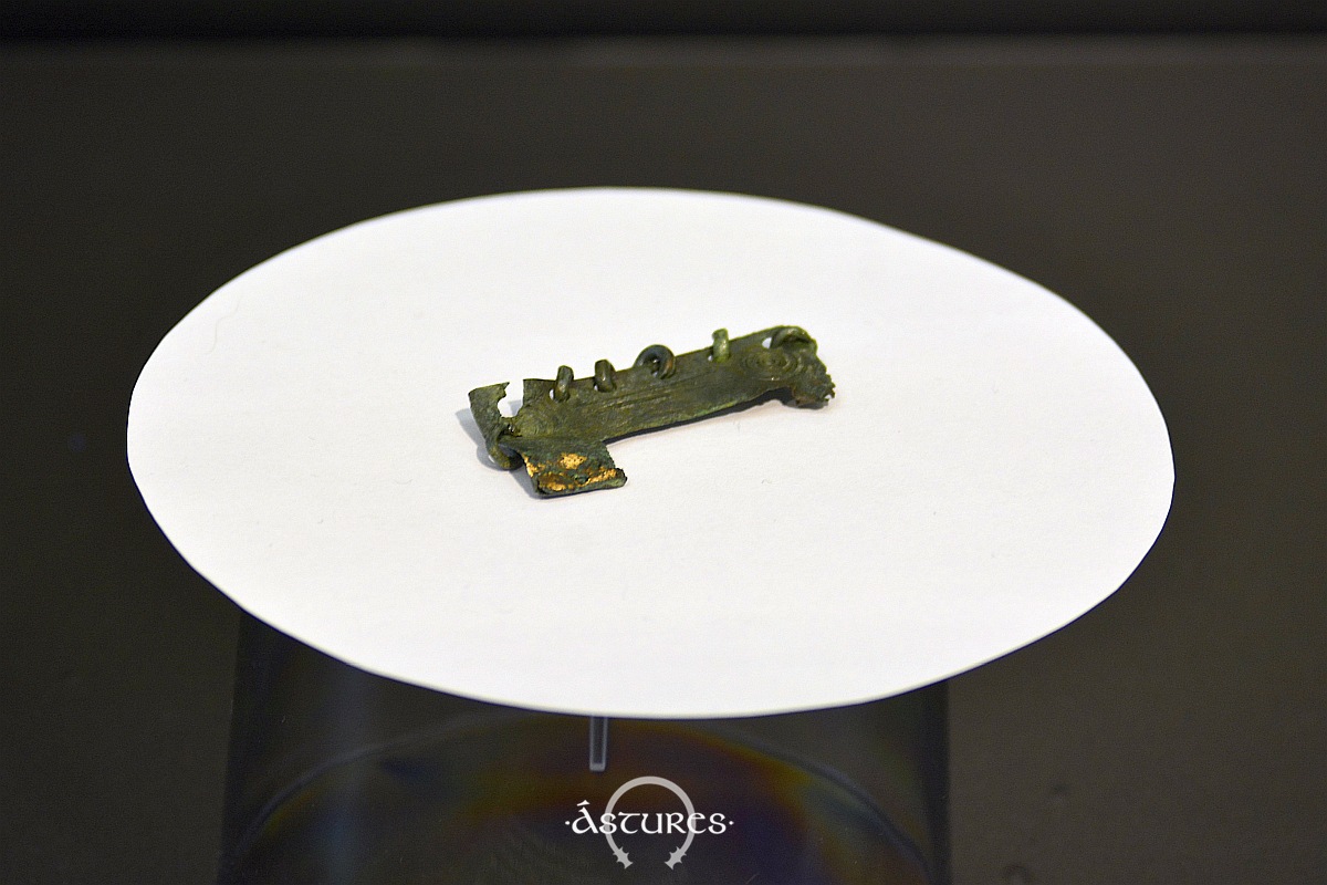 Fíbula zoomorfa esquemática de la Campa Torres.