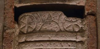 Detalle de la parte superior de la estela de Serrapio. Foto: (Archivo fotográfico. Museos Arqueológicos de Gijón