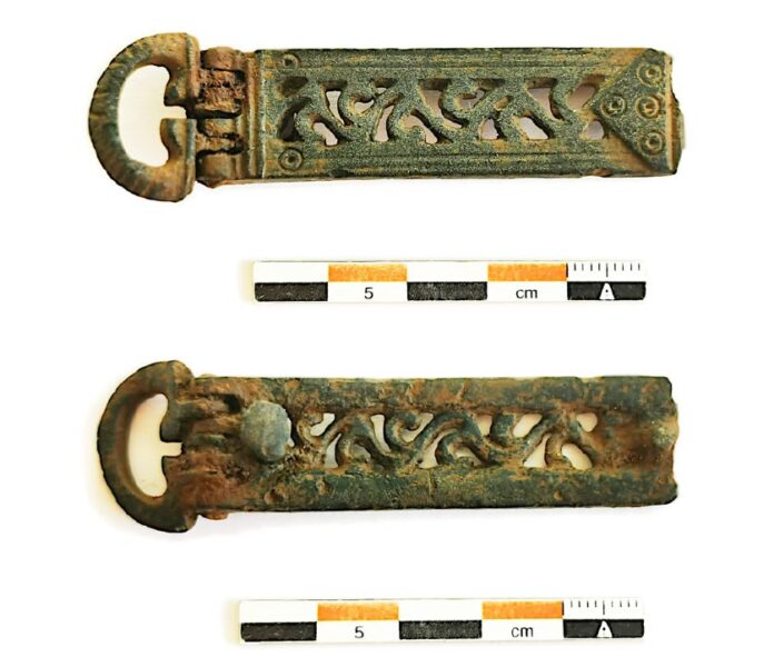 Broche tardorromano de tipo Simancas procedente de la Sierra de Sobia. Fotografía de Alfonso Fanjul Peraza. Broche tardorromano de tipo Simancas procedente de la Sierra de Sobia. Fotografía de Alfonso Fanjul Peraza.