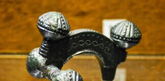 Fíbula simétrica de la Campa Torres. Forma parte de la exposición permanente del museo del yacimiento.