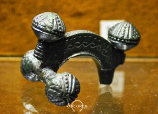 Fíbula simétrica de la Campa Torres. Forma parte de la exposición permanente del museo del yacimiento.