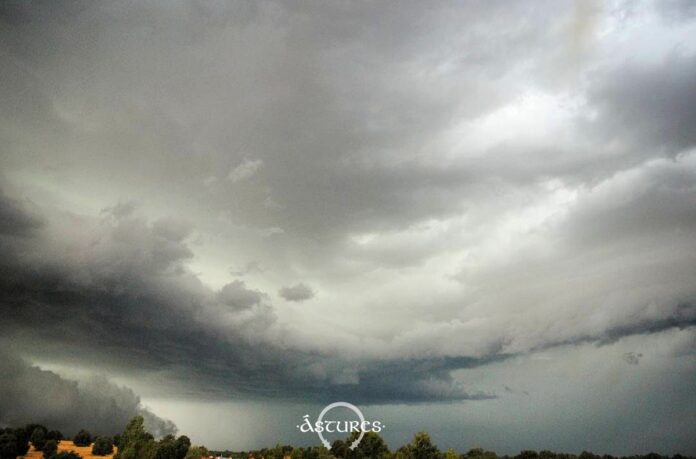 Tormenta de verano en el norte de León. Tormenta de verano en el norte de León.