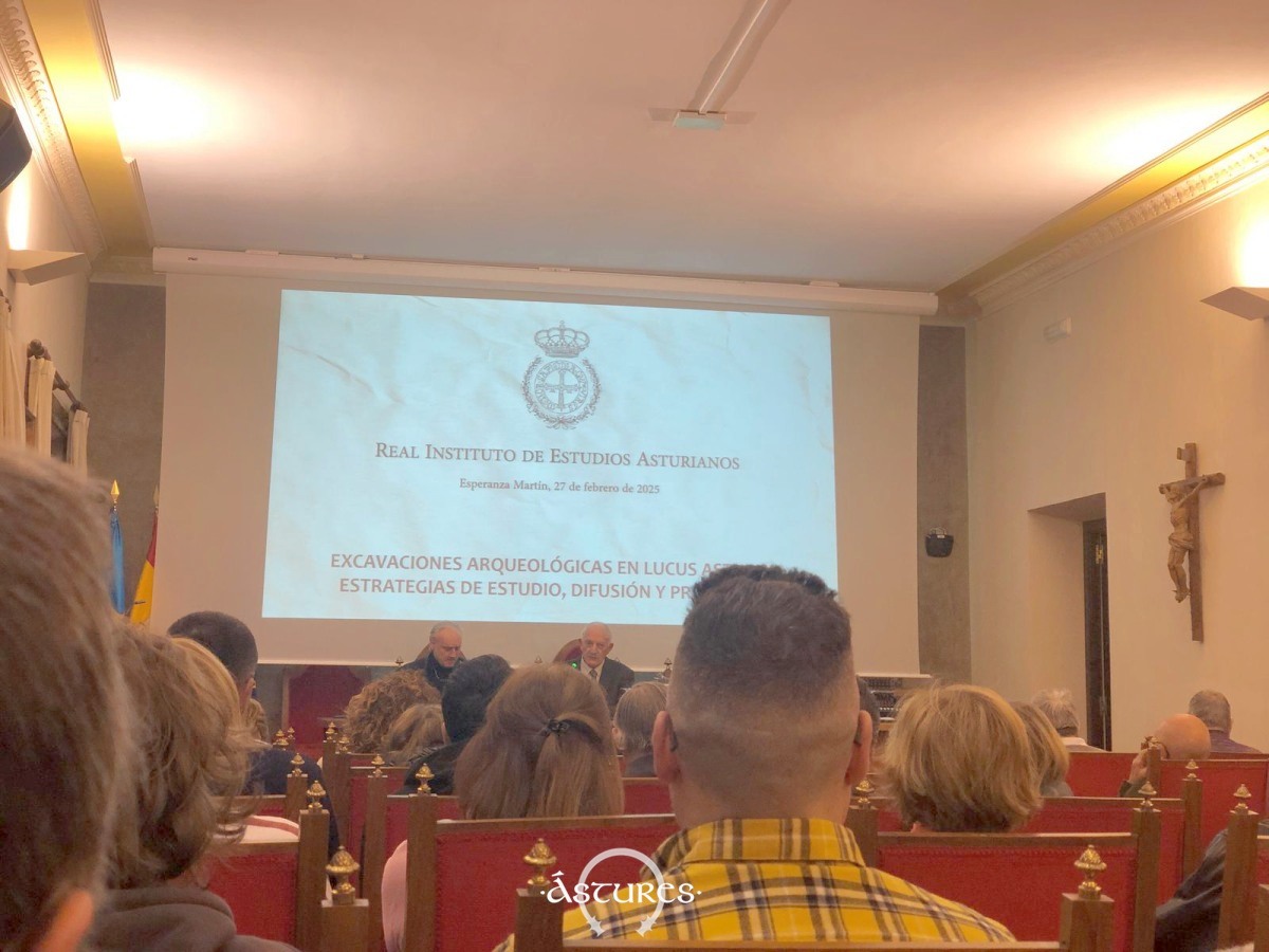 Un momento en la presentación de la conferencia de Esperanza Martín en el RIDEA sobre Lucus Asturum.
