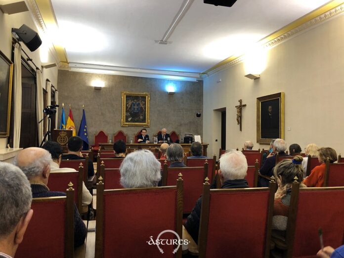 Salón de actos del RIDEA en el momento previo a la conferencia de Miguel Calleja sobre Lucus Asturum. Salón de actos del RIDEA en el momento previo a la conferencia de Miguel Calleja sobre Lucus Asturum.