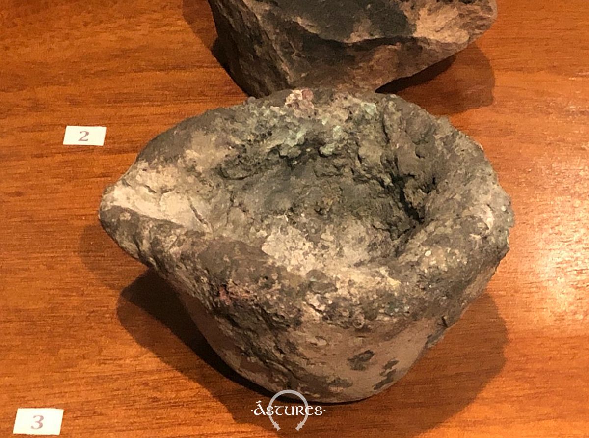 Crisol de fundición procedente de la Campa Torres. Exposición permanente.