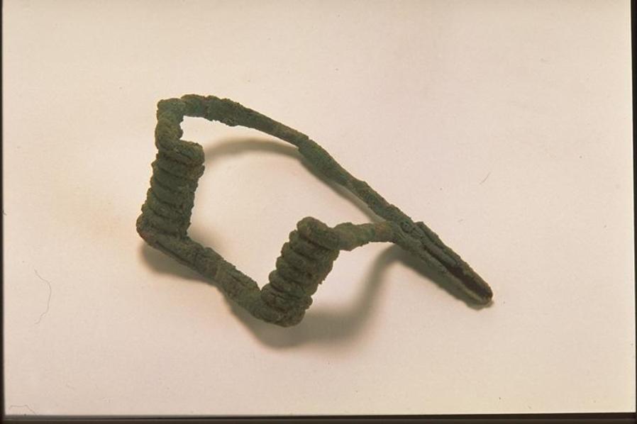 Fíbula de doble resorte procedente de la necrópolis tartésica de Cerro del Castillo, Medellín, Badajoz. Museo Arqueológico Nacional. Foto Mara Herrero.