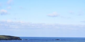 Costa de Bañugues. El pequeño escollo es El Curbiru.