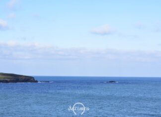 Costa de Bañugues. El pequeño escollo es El Curbiru.
