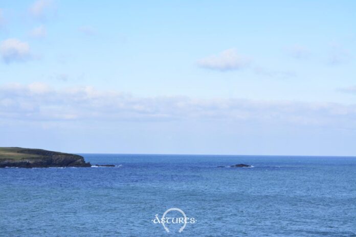Costa de Bañugues. El pequeño escollo es El Curbiru. Costa de Bañugues. El pequeño escollo es El Curbiru.