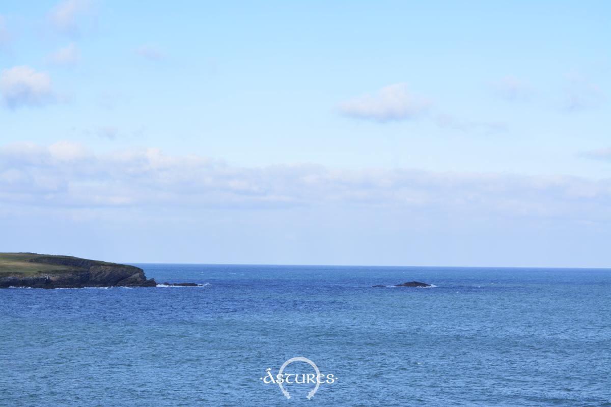 Costa de Bañugues. El pequeño escollo es El Curbiru.