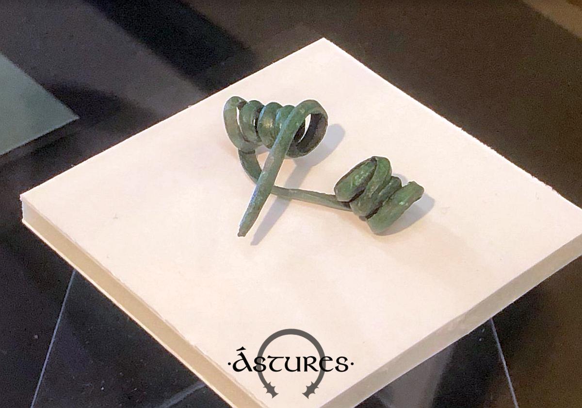 Fíbula de doble resorte, también procedente de la Campa Torres en la exposición Bronces, dentro de los materiales restaurados recientemente por el museo.