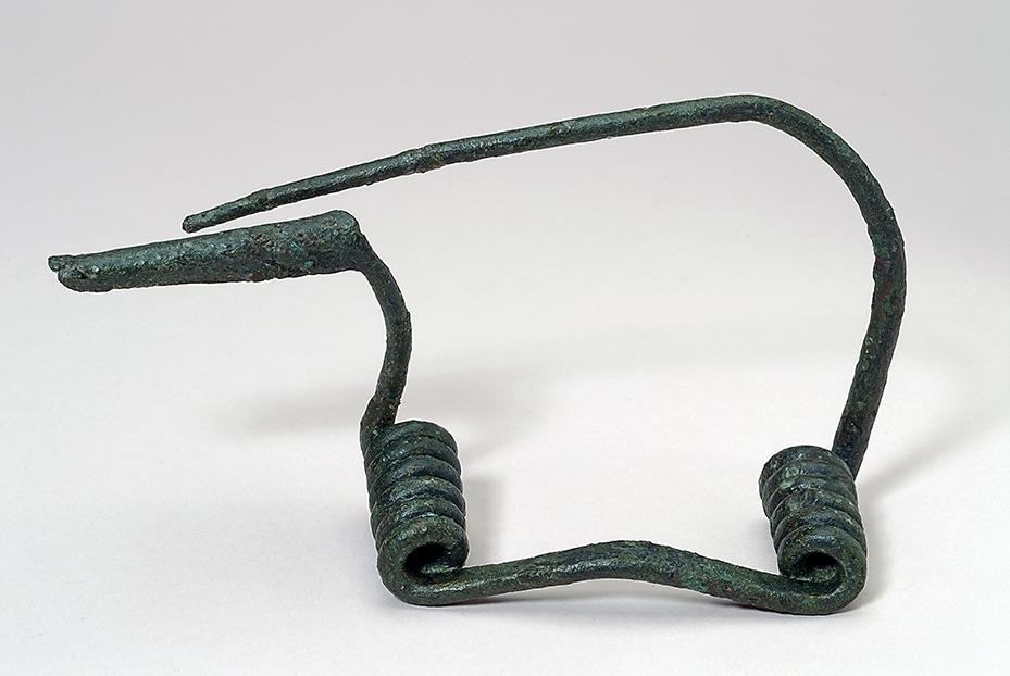 Fíbula de doble resorte procedente del yacimiento de Arroyo Culebro, Leganés. Museo Arqueológico y Paleontológico de la Comunidad de Madrid