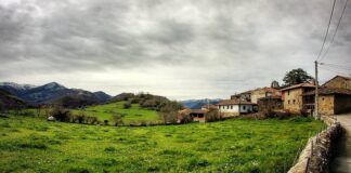 Samartín de Ondes, Belmonte y sus alrededores. El texu destaca sobre los tejados de la vecindad.