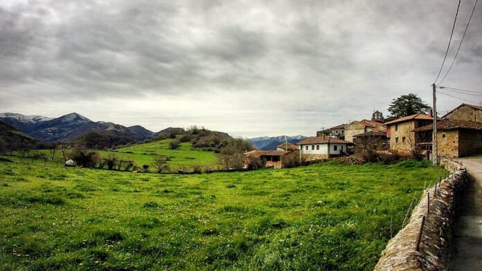 Samartín de Ondes, Belmonte y sus alrededores. El texu destaca sobre los tejados de la vecindad. Samartín de Ondes, Belmonte y sus alrededores. El texu destaca sobre los tejados de la vecindad.