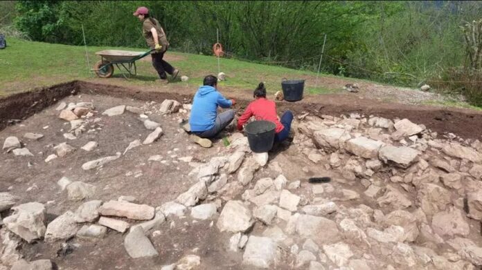 Intervención en el Castiellu de la Mortera. Foto J.M. en La Nueva España. Intervención en el Castiellu de la Mortera. Foto J.M. en La Nueva España.