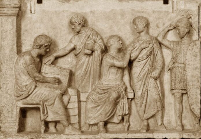 Detalle del relieve del altar de Domicio Ahenobarbo, donde aparece un funcionario romano encargado del censo. Fuente Wiki commons. Detalle del relieve del altar de Domicio Ahenobarbo, donde aparece un funcionario romano encargado del censo. Fuente Wiki commons.