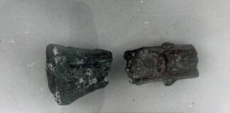 Fragmentos de hacha de bronce descubierta casualmente en un castro. Fotografiada en los años 90 por mi.