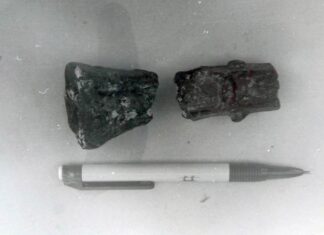 Fragmentos de hacha de bronce descubierta casualmente en un castro. Fotografiada en los años 90 por mi.