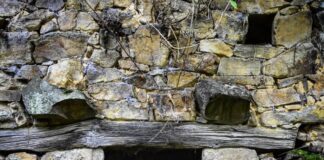 Piedras con grabados de distinta época reutilizadas en una entrada de una cuadra en Asturias.