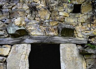 Piedras con grabados de distinta época reutilizadas en una entrada de una cuadra en Asturias.