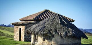 Recreación de casas de época romana y astur en la Campa Torres.