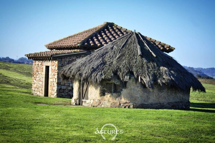 Recreación de casas de época romana y astur en la Campa Torres. Recreación de casas de época romana y astur en la Campa Torres.