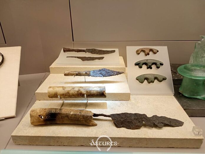 Cuchillos de tradición indígena pero de época romana en Lancia. Su tipo es similar a otros de la Campa Torres o Llagú. Cuchillos de tradición indígena pero de época romana en Lancia. Su tipo es similar a otros de la Campa Torres o Llagú.