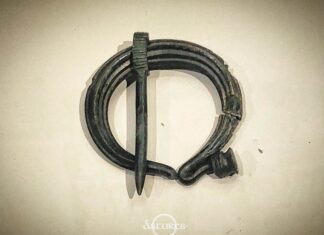 Fíbula en omega del castro de Llagú. Oviedo / Uviéu. Museo Arqueológico de Asturias.