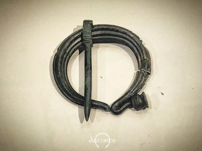 Fíbula en omega del castro de Llagú. Oviedo / Uviéu. Museo Arqueológico de Asturias. Fíbula en omega del castro de Llagú. Oviedo / Uviéu. Museo Arqueológico de Asturias.