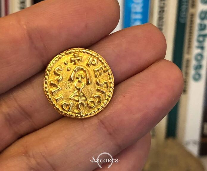 Reverso de la réplica de un tremis visigodo emitido en Pésicos, Asturia transmontana. Reverso de la réplica de un tremis visigodo emitido en Pésicos, Asturia transmontana.