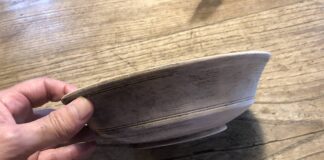 Plato hondo fabricando en madera a torno. Colección Xandru González.