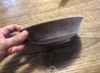 Plato hondo fabricando en madera a torno. Colección Xandru González.