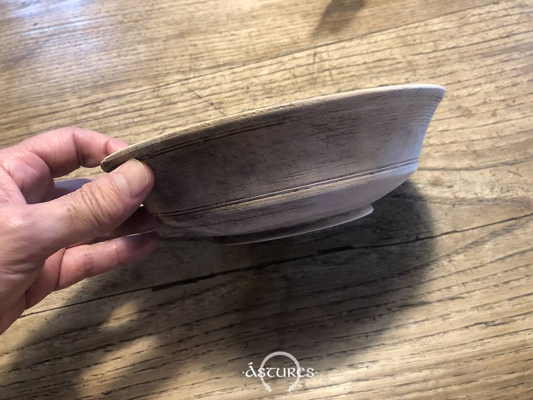 Plato hondo fabricando en madera a torno. Colección Xandru González.