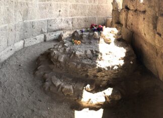 Lugar donde se cree que tuvo lugar la pira funeraria de Julio César en el Foro de Roma.