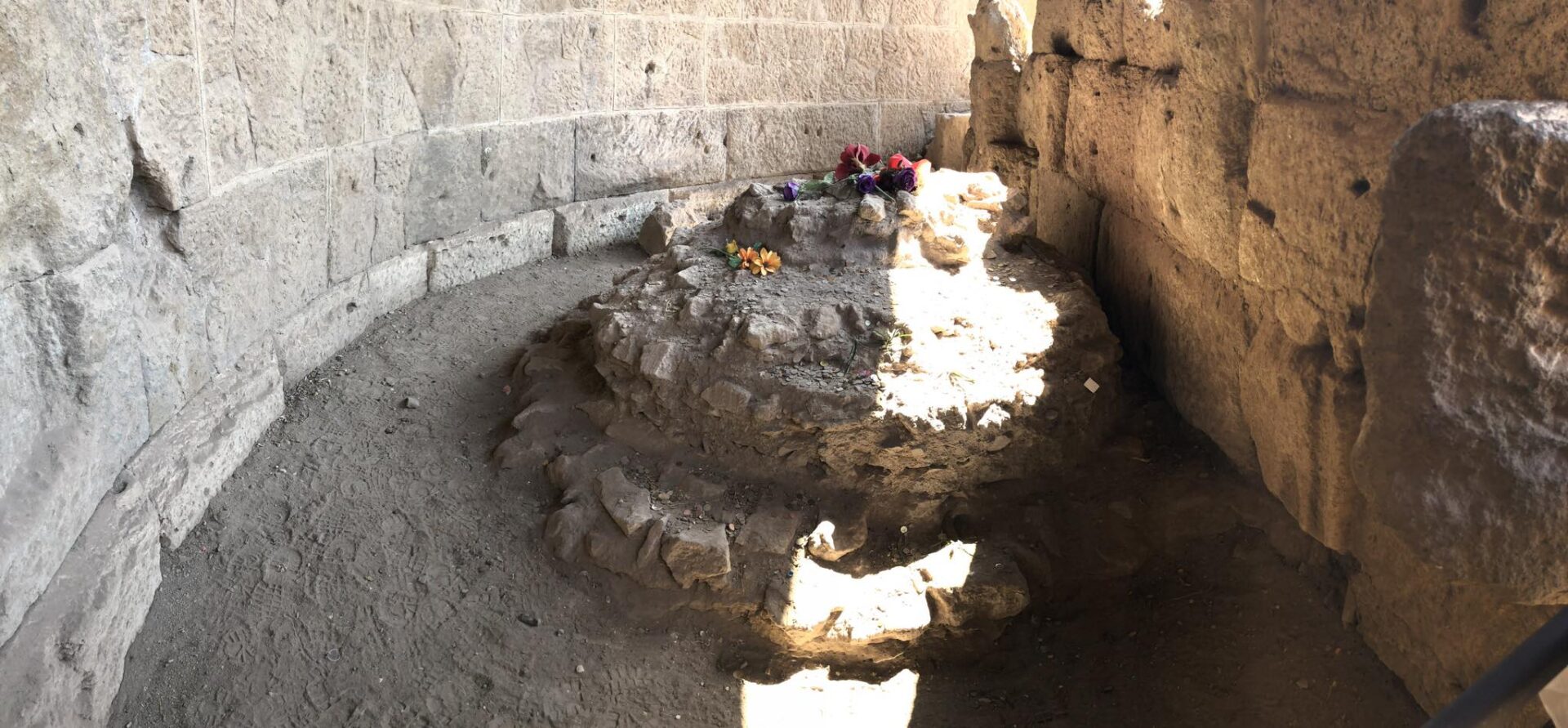 Lugar donde se cree que tuvo lugar la pira funeraria de Julio César en el Foro de Roma.