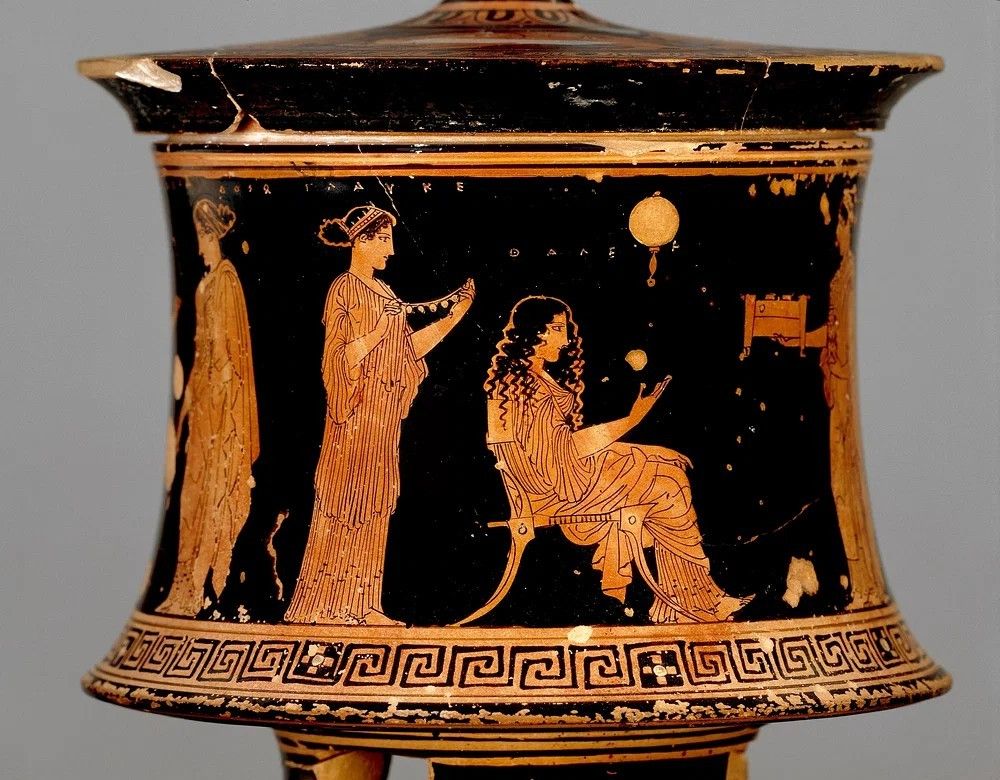 Píxide con una representación de la preparación de una novia griega para la boda. Museo Británico