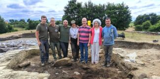 El equipo que excavó en el Chao Samartín (parte del cual estuvo en Antrialgo) con sus co-directores, Diego Piay Augusto y Juan Muñiz. Les acompañan la directora del museo arqueológico de Asturias, Mª Antonia Pedregal y el Director de Patrimonio, Pablo León. Foto, Consejería de Cultura del Principado.