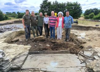 El equipo que excavó en el Chao Samartín (parte del cual estuvo en Antrialgo) con sus co-directores, Diego Piay Augusto y Juan Muñiz. Les acompañan la directora del museo arqueológico de Asturias, Mª Antonia Pedregal y el Director de Patrimonio, Pablo León. Foto, Consejería de Cultura del Principado.