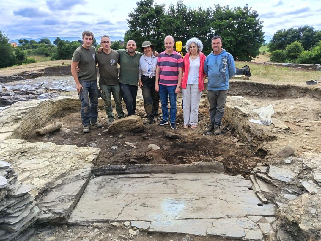 El equipo que excavó en el Chao Samartín (parte del cual estuvo en Antrialgo) con sus co-directores, Diego Piay Augusto y Juan Muñiz. Les acompañan la directora del museo arqueológico de Asturias, Mª Antonia Pedregal y el Director de Patrimonio, Pablo León. Foto, Consejería de Cultura del Principado.