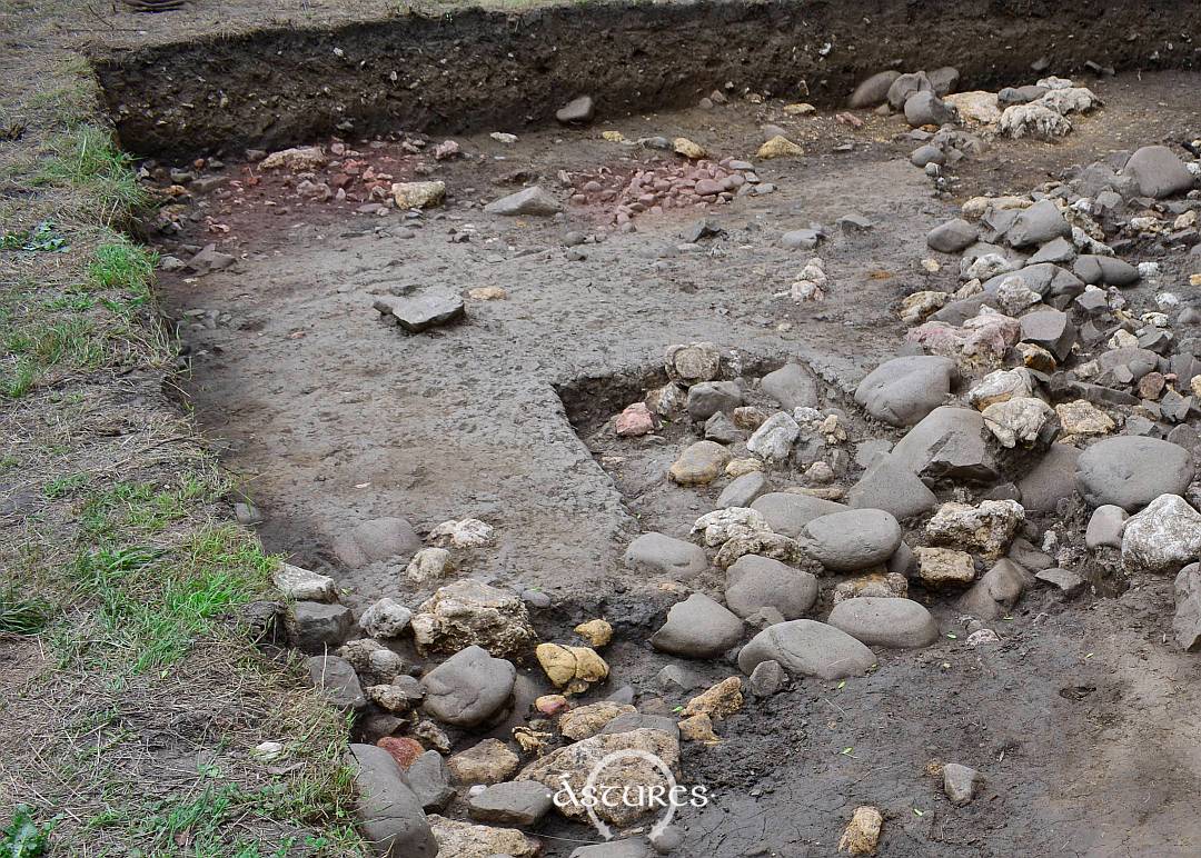 En esta foto he coloreado la zona de hornos y hogar en la parte superior. Es la cabaña más reciente. Antrialgo 2025