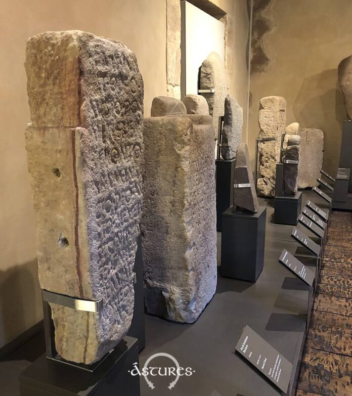 Lápida dedicada a Mitra en La Isla, Colunga, junto a otras de la colección permanente del Museo Arqueológico de Asturias.