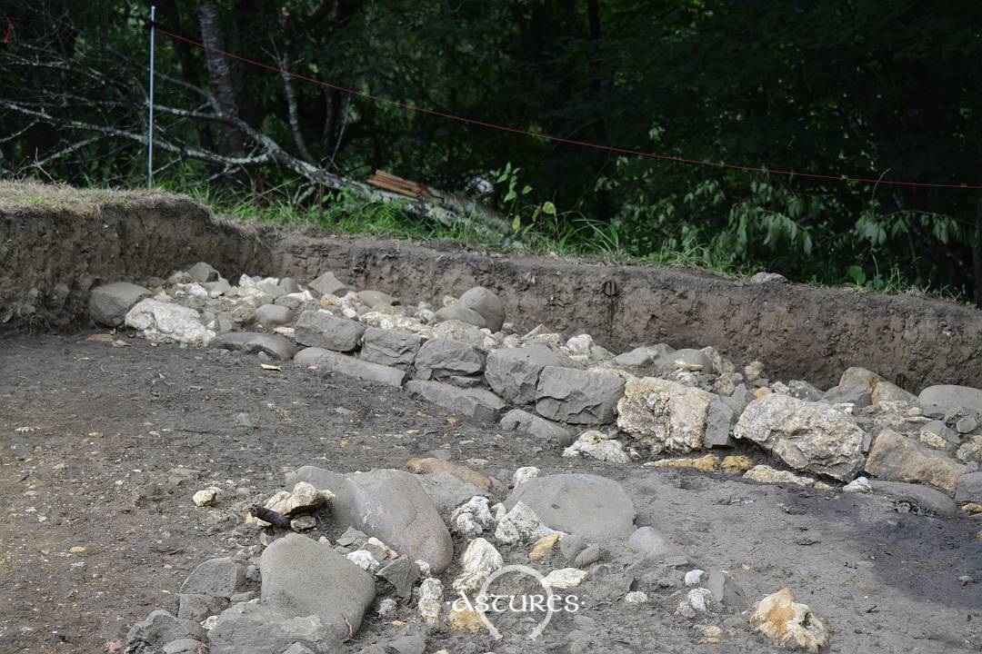 Muralla de Antrialgo. Me decían que seguro que a más profundidad se conservan unas cuantas hiladas más. Las paredes exteriores son de cantos del río Piloña, careados para darle esa apariencia.