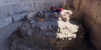 Restos del altar erigido en el lugar de la pira funeraria de Julio César.