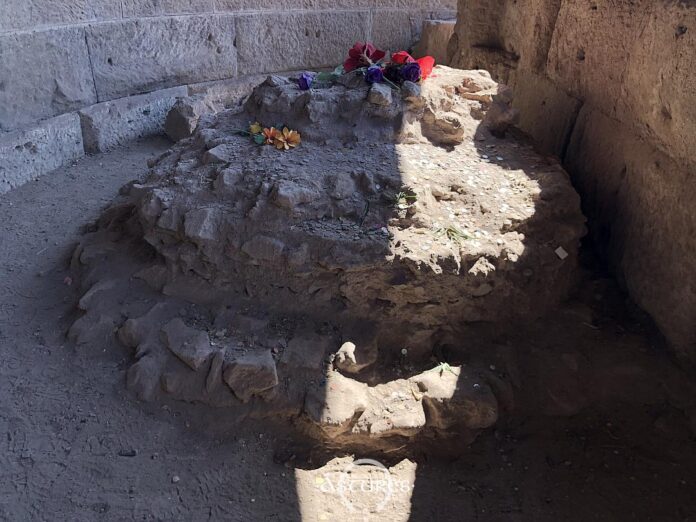 Restos del altar erigido en el lugar de la pira funeraria de Julio César. Restos del altar erigido en el lugar de la pira funeraria de Julio César.
