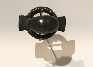 Vista cenital de la fíbula anular hispánica procedente de Ponga, Asturias. Colección permanente del Museo arqueológico