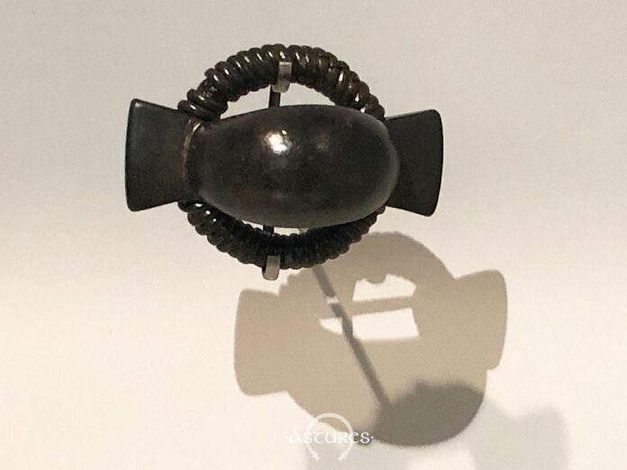 Vista cenital de la fíbula anular hispánica procedente de Ponga, Asturias. Colección permanente del Museo arqueológico