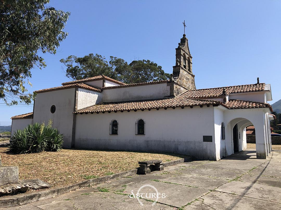 Actual iglesia de Santa María de Tona. Siglo XIX. La antigua se situaba más al este, al lado del cementerio. En este lugar se documentaron restos que apuntan a una villa romana.