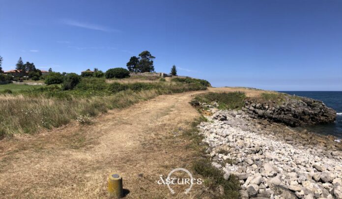 Subida al castro de la Isla desde el lado oriental por la senda que bordea el cabo. Subida al castro de la Isla desde el lado oriental por la senda que bordea el cabo.