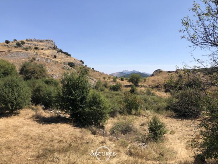 La Peña del Castro. Una elevación sobre las estribaciones meridionales de la cordillera cantábrica La Peña del Castro. Una elevación sobre las estribaciones meridionales de la cordillera cantábrica